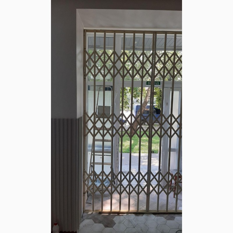 Фото 14. Решетки раздвижные металлические на окна двери витрины Производство и установка