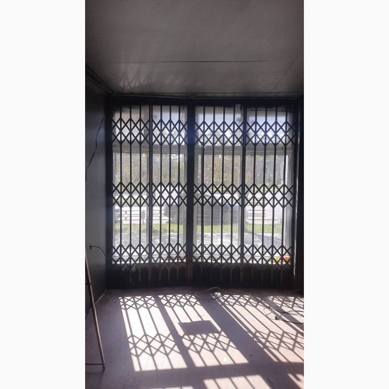 Фото 11. Раздвижные решетки металлические на окна, двери, витрины. Производство и установка Одесса