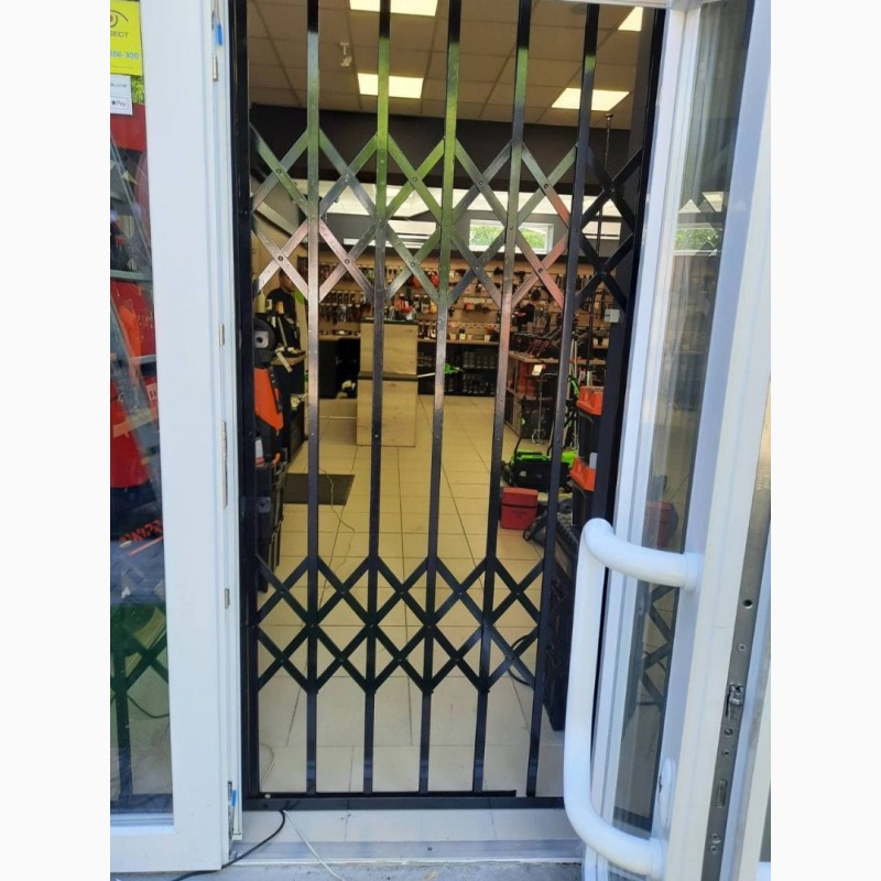 Фото 7. Раздвижные решетки металлические на окна, двери, витрины. Производство и установка Одесса