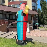 Человек машет на дороге, реклама в месте продаж 340 см