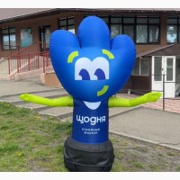 Человек машет на дороге, реклама в месте продаж 340 см