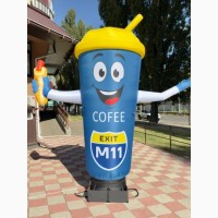 Человек машет на дороге, реклама в месте продаж 340 см