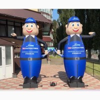 Человек машет на дороге, реклама в месте продаж 340 см